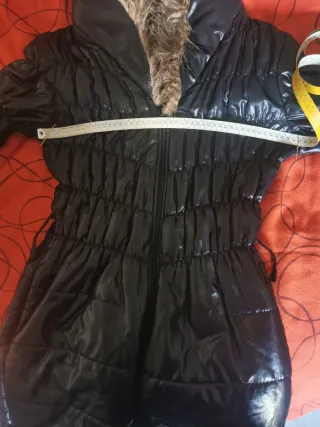 Chaqueta negra con cuello de pelo