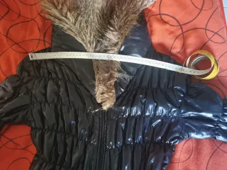 Chaqueta negra con cuello de pelo