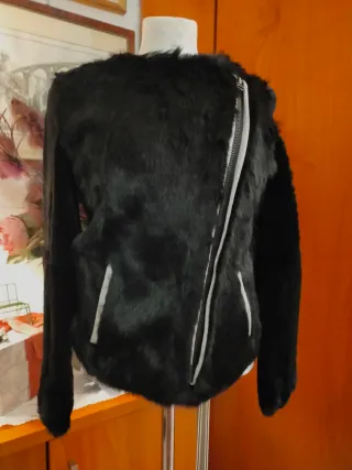 Giacca nera pelliccia di lapin zip asimmetrica