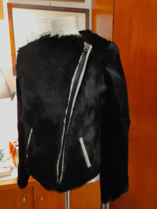 Giacca nera pelliccia di lapin zip asimmetrica