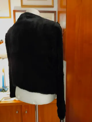 Giacca nera pelliccia di lapin zip asimmetrica