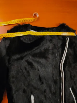 Giacca nera pelliccia di lapin zip asimmetrica