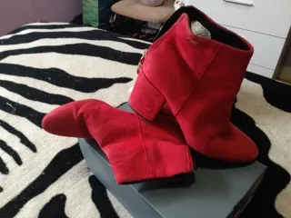Botines de tacón rojos antelina.