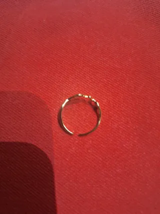 Anello regolabile con scritta "love".