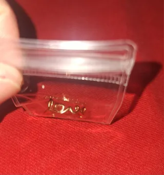 Anello regolabile con scritta "love".