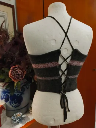 Top donna grigio con dettagli rosa