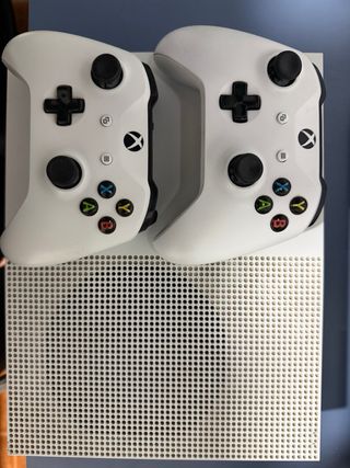 Xbox One S Blanca 1Tb + 3 Juegos + 2 mandos.