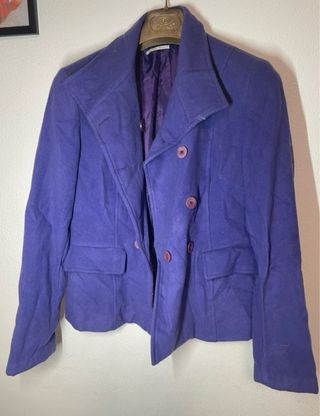 Cappotto corto viola con bottoni