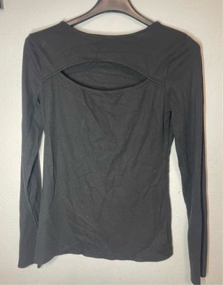 Maglietta nera con apertura