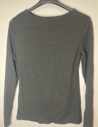 Maglietta nera con apertura