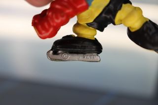 Figura PVC. Puffo hockey su ghiaccio con porta. I Puffi.