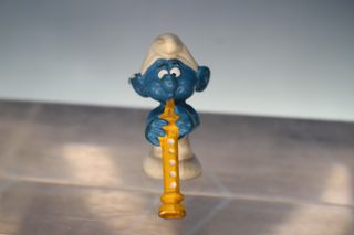 Figura PVC. Puffo musicista con clarinetto. I Puffi.