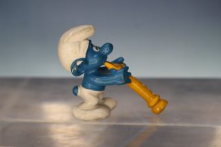 Figura PVC. Puffo musicista con clarinetto. I Puffi.