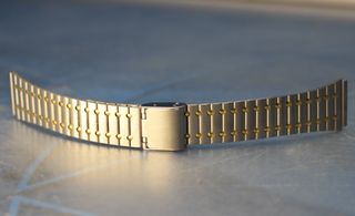 02. Correa acero inox. Armis. Plateada con detalles dorados. 18 mm. Cierre tipo pulsera.