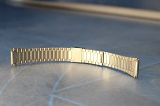 02. Correa acero inox. Armis. Plateada con detalles dorados. 18 mm. Cierre tipo pulsera.