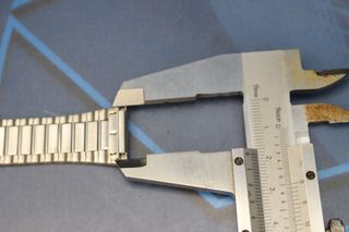 02. Correa acero inox. Armis. Plateada con detalles dorados. 18 mm. Cierre tipo pulsera.