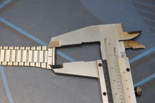 02. Correa acero inox. Armis. Plateada con detalles dorados. 18 mm. Cierre tipo pulsera.