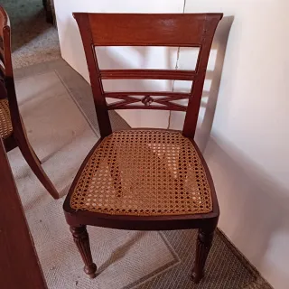 Mesa de comedor de madera con sillas de ratán