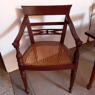 Mesa de comedor de madera con sillas de ratán