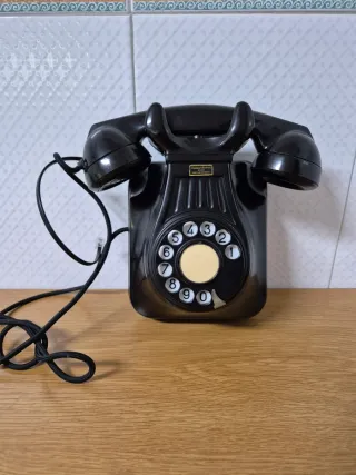 Teléfono de Baquelita negro.