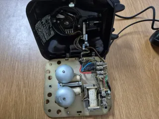 Teléfono de Baquelita negro.