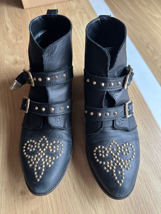 Botines negros Stradivarius con tachuelas doradas