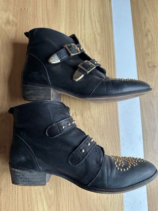 Botines negros Stradivarius con tachuelas doradas