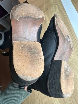 Botines negros Stradivarius con tachuelas doradas