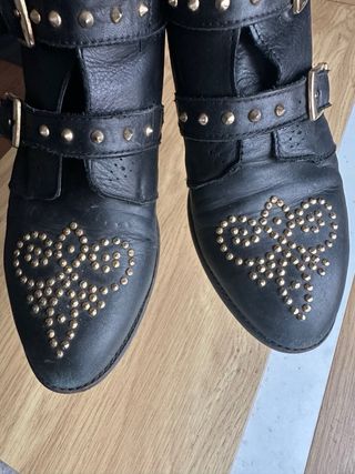 Botines negros Stradivarius con tachuelas doradas