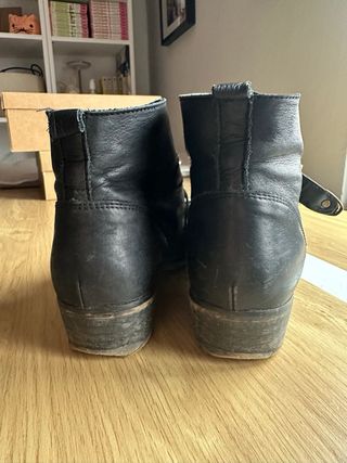 Botines negros Stradivarius con tachuelas doradas