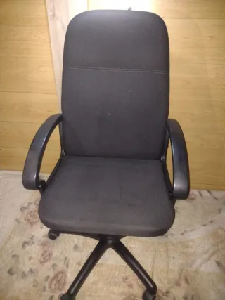 Silla de oficina negra