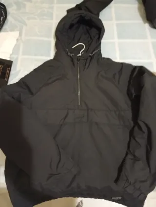 Abrigo con capucha negro hombre