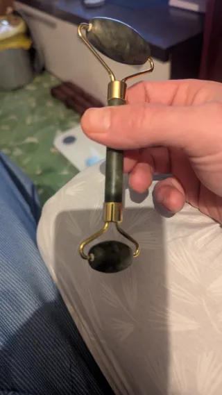 Rodillo masaje facial jade dorado