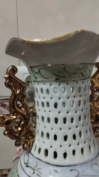 Jarrón porcelana y metal flores