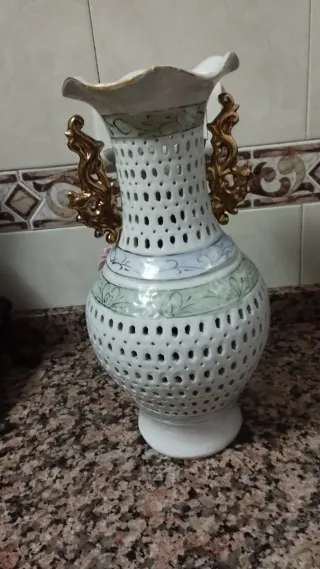 Jarrón porcelana y metal flores