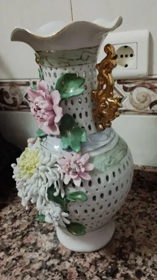 Jarrón porcelana y metal flores