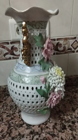 Jarrón porcelana y metal flores
