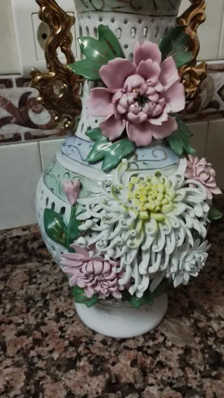 Jarrón porcelana y metal flores