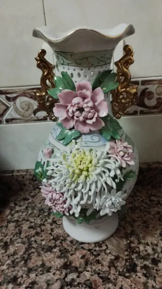 Jarrón porcelana y metal flores