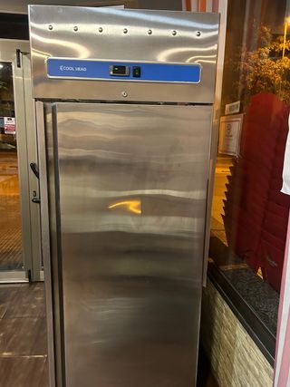 Armario Congelador COOL HEAD muy Nuevo