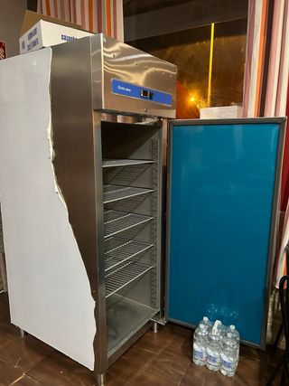 Armario Congelador COOL HEAD muy Nuevo