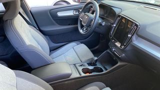 VOLVO XC40 2.0 B3 MHEV CORE DCT 5P