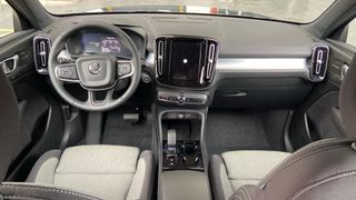 VOLVO XC40 2.0 B4 MHEV PLUS DARK DCT 5P
