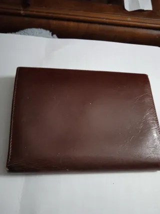 Cartera de piel marrón