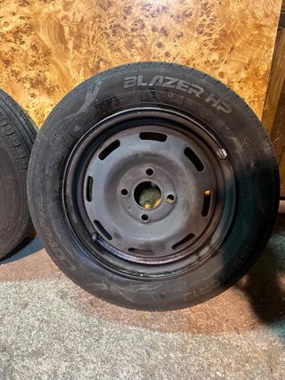 Llanta 13 4x100 con Neumático Blazer HP