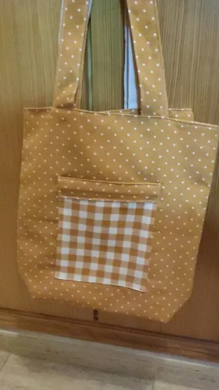 Bolso de tela mostaza con lunares blancos y otras