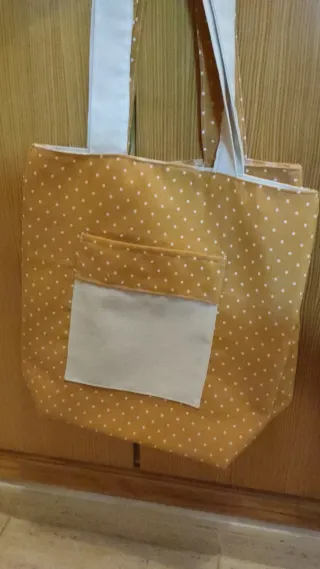 Bolso de tela mostaza con lunares blancos y otras
