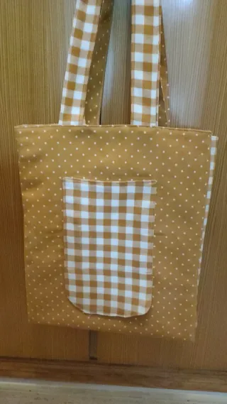 Bolso de tela mostaza con lunares blancos y otras