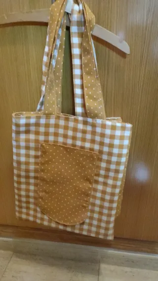 Bolso de tela mostaza con lunares blancos y otras