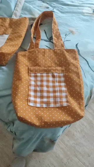 Bolso de tela mostaza con lunares blancos y otras